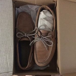 I am selling a brand new shoes that we never used. It is speedy .